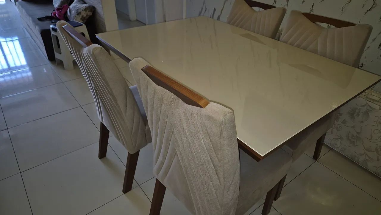 Vendo mesa de jantar com 4 cadeiras. 