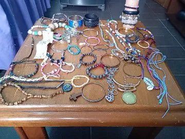 Pulseiras e colares 55 peças  - Foto 5