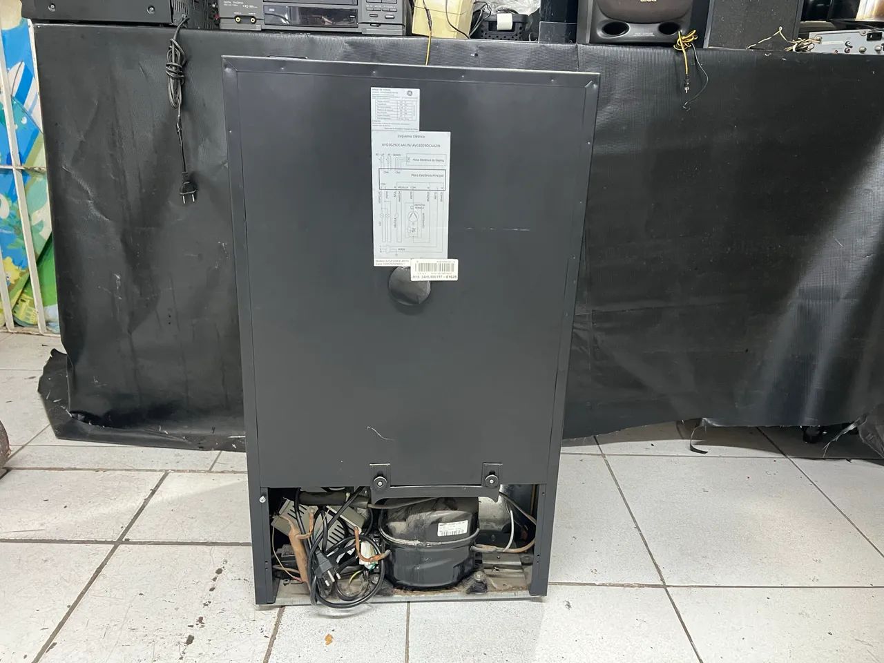 Adega GE Easy Cooler Dual Zone Para 29 Garrafas com Defeito  - Foto 5