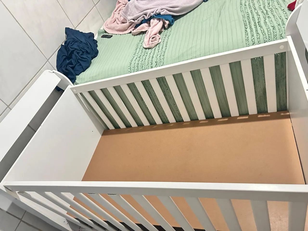 VENDO BERÇO PADRAO INFANTIL POUCO USADO COM COLCHAO  - Foto 6