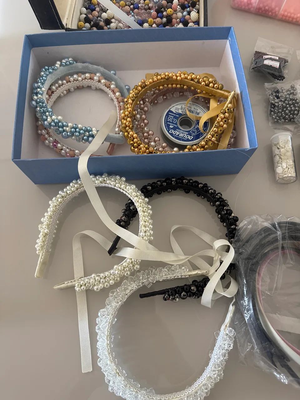 Kit Completo de Artesanato com Pérolas, Fitas, Tiaras e Acessórios - Foto 2