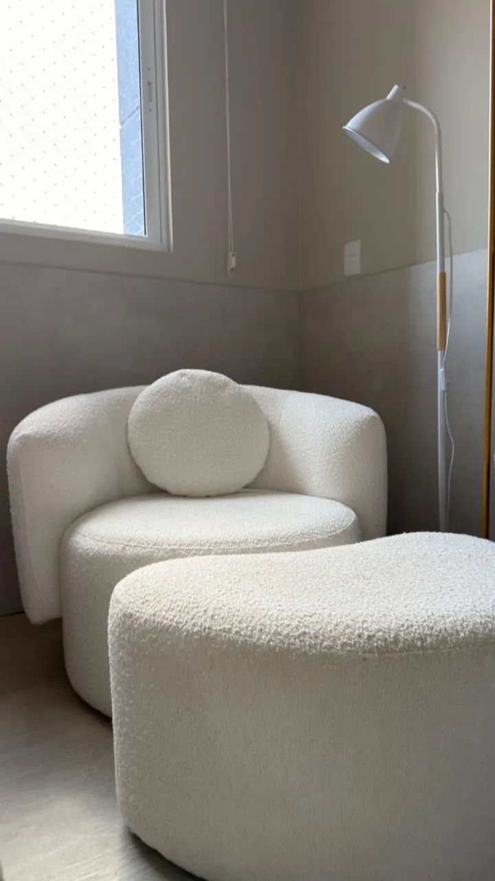 Poltrona + Puff + Almofada em Bouclé Branco