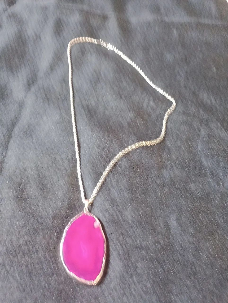 Colar com pedra natural Ágata rosa