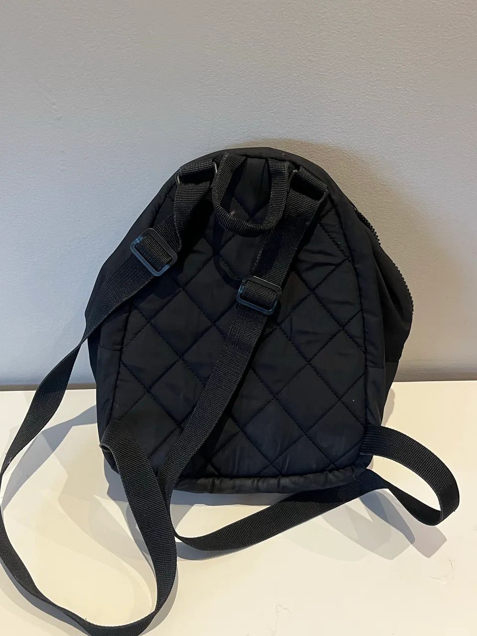 Mochila adidas preta com dourado pequena - Foto 2