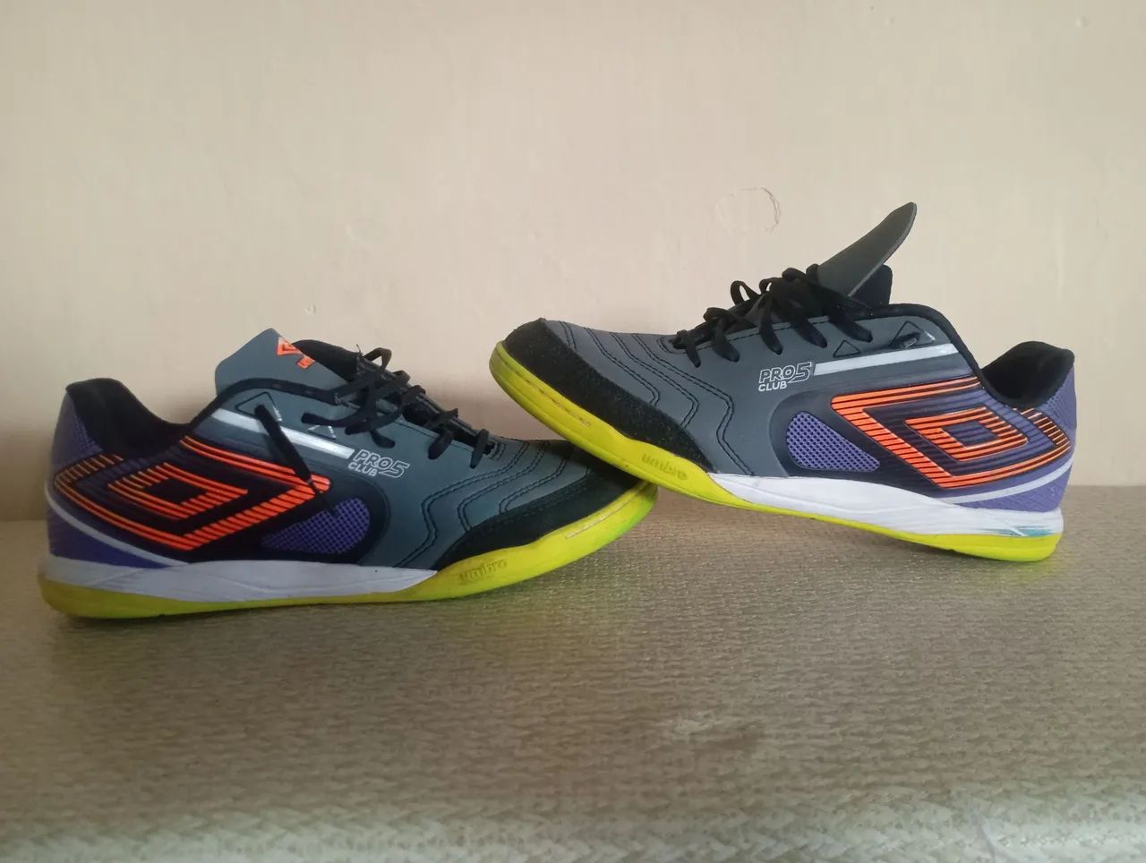 UMBRO PRO 5 CLUB semi-nova 2 meses de uso, tamanho 41