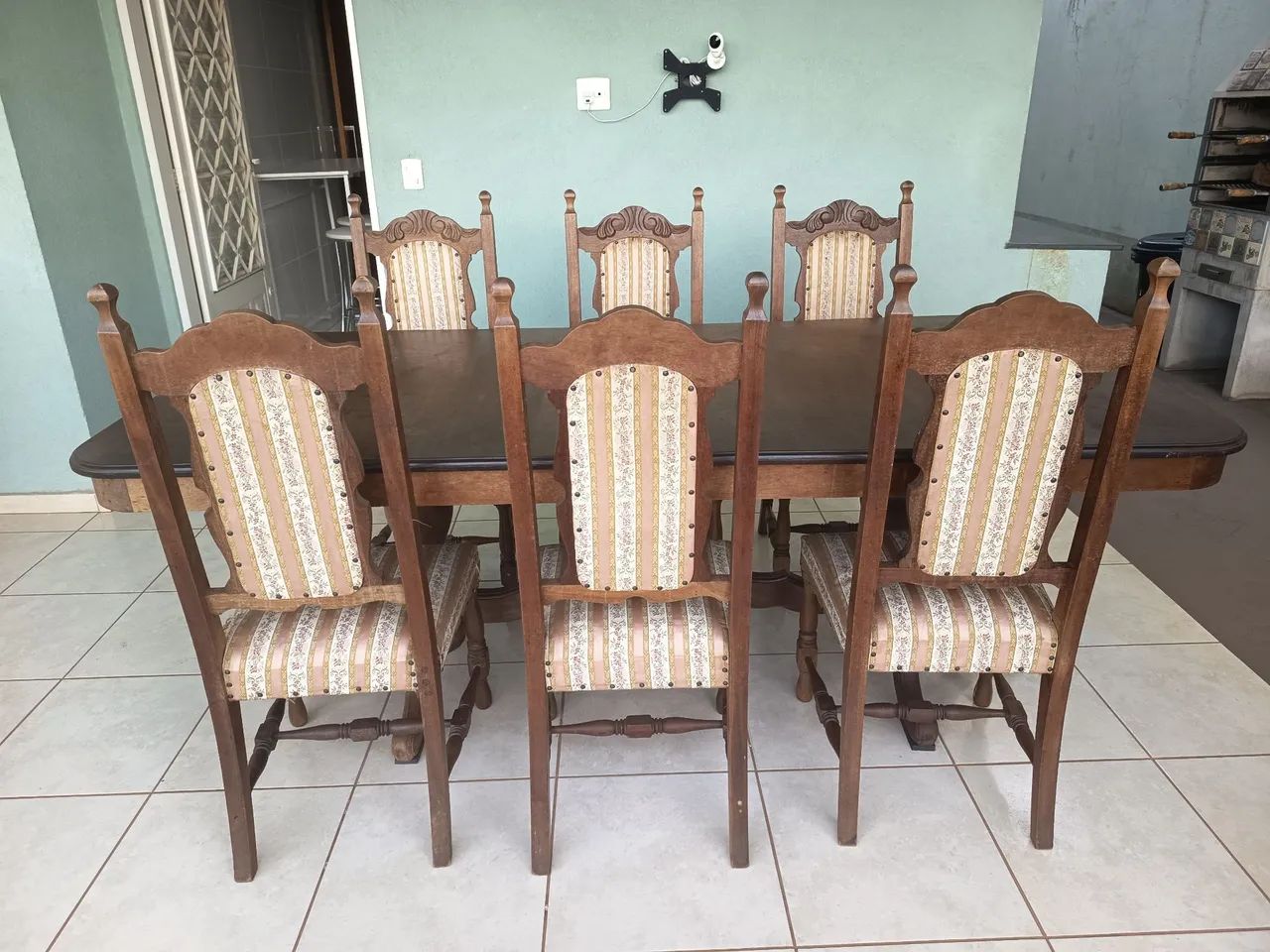 Mesa de madeira com 6 cadeiras  - Foto 2