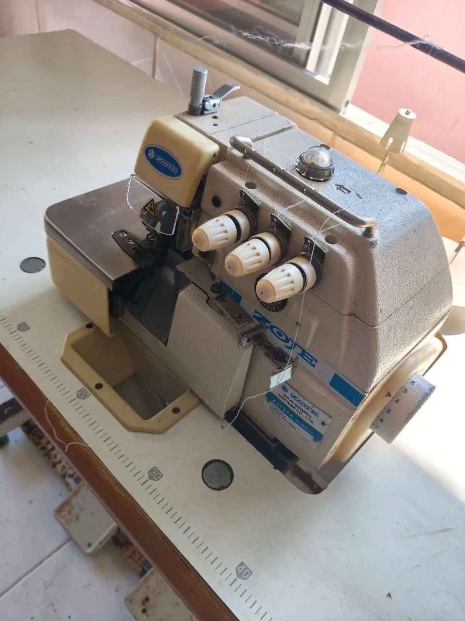 Máquina overloque 