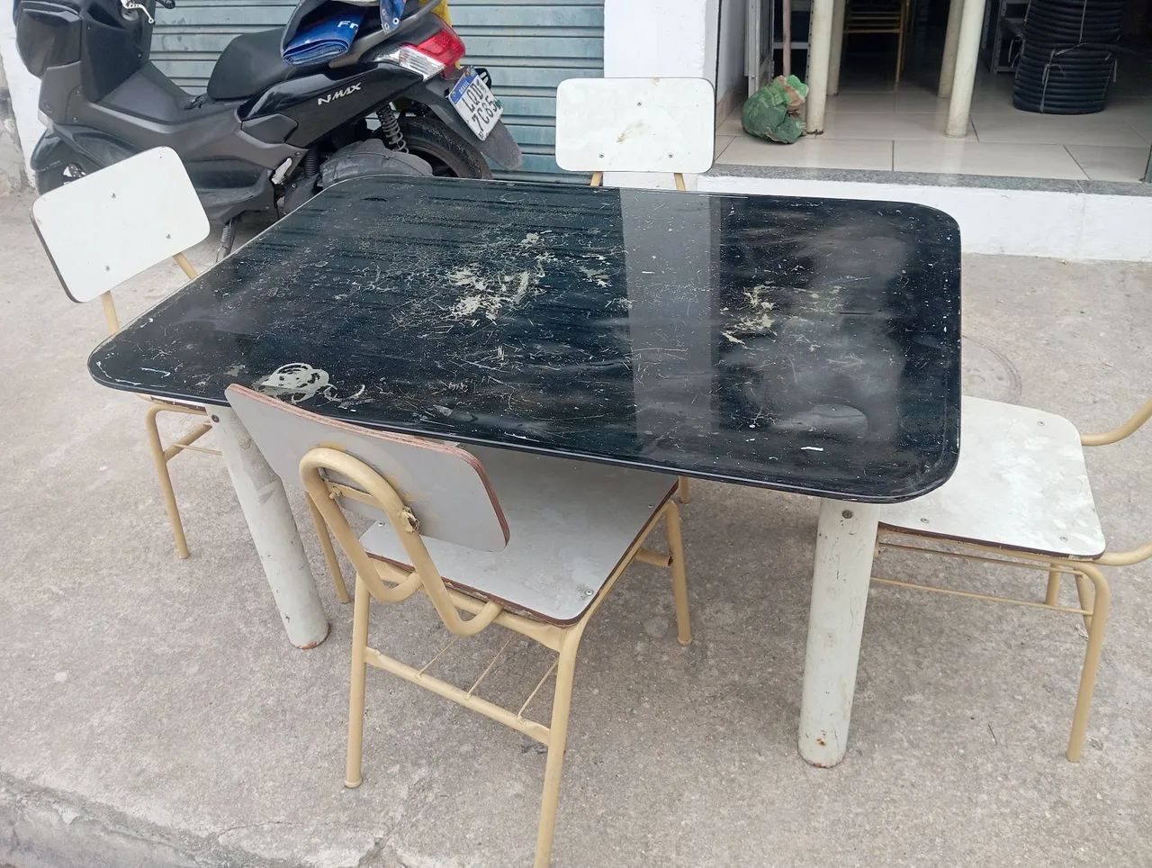 Mesa com tampo de vidro e quatro cadeiras  - Foto 2