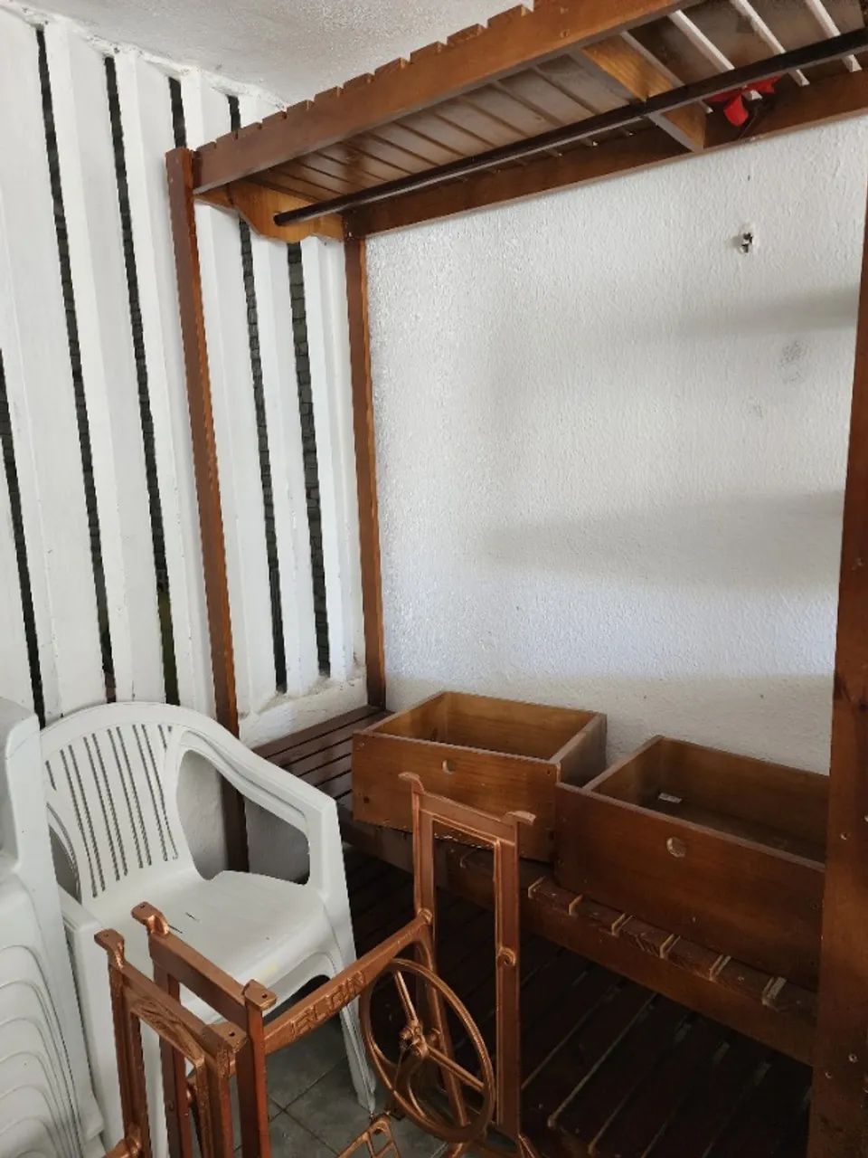 Guarda roupa aberto, tipo arara
