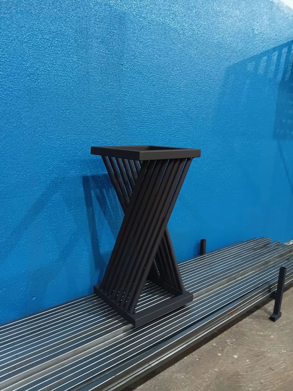 Banquetas e mesas de centro qualquer modelo.