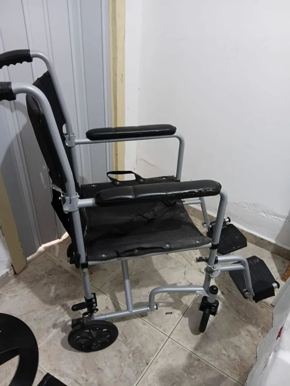Cadeira de rodas e cadeira sanitária 