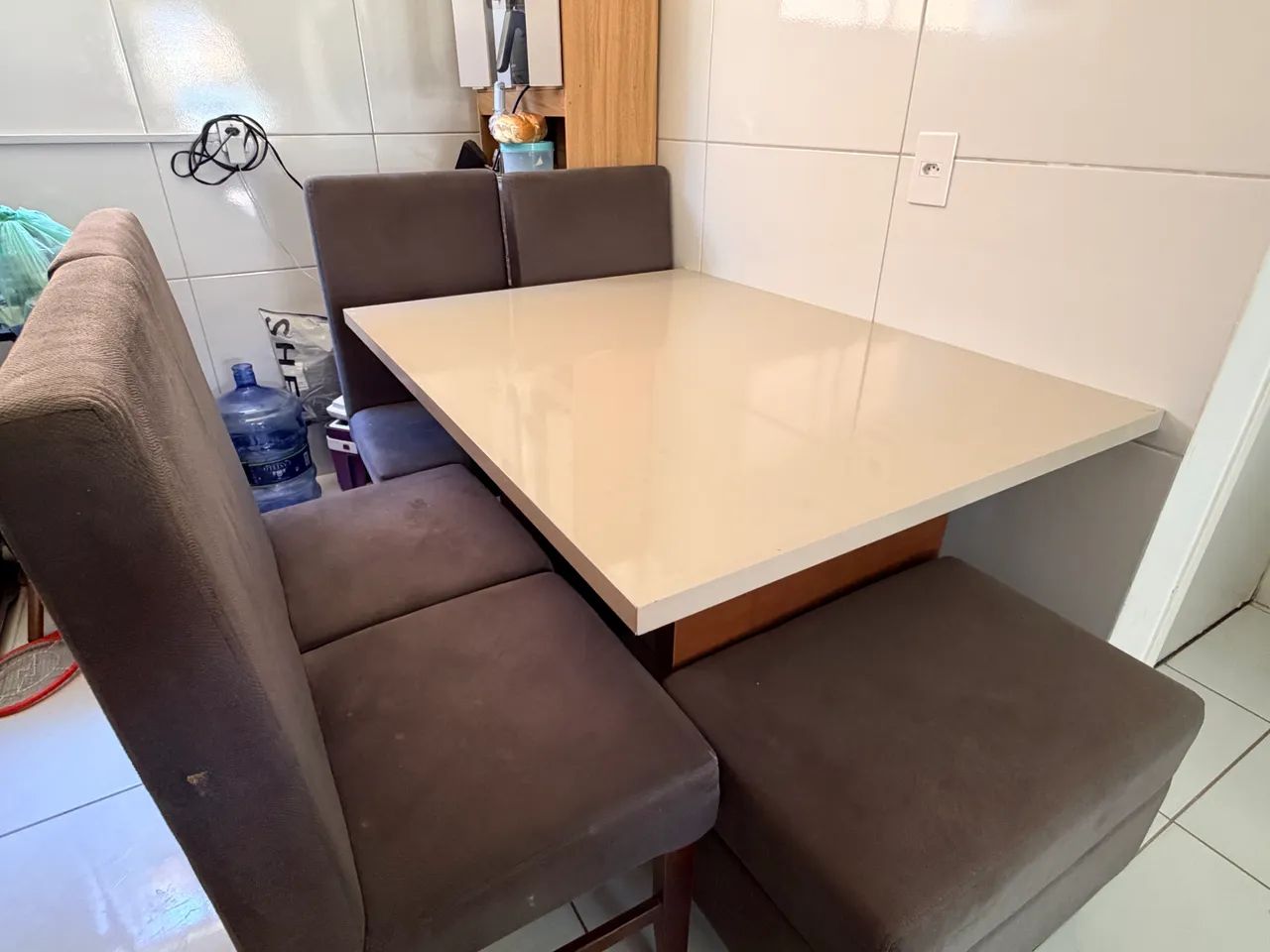 CONJUNTO DE MESA DE JANTAR COM 4 CADEIRA E UM PUFF - Foto 5