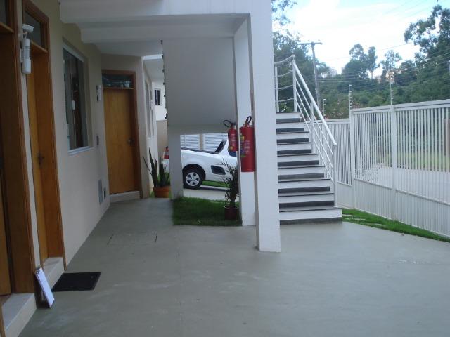 Kitnets com cômodo amplo para dois ambientes (sala e quarto), cozinha com gabinete - Foto 2