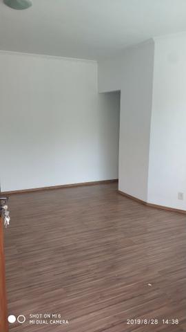 Kitnets com cômodo amplo para dois ambientes (sala e quarto), cozinha com gabinete - Foto 3