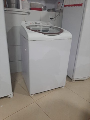 Máquina de lavar e freezer 