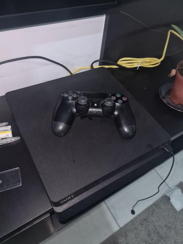 PS4 slim semi novo 