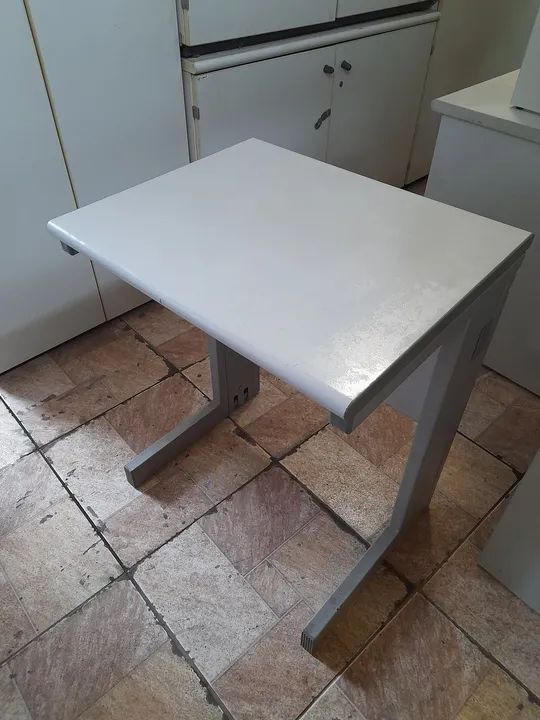 Mesa reta de apoio - Semi nova