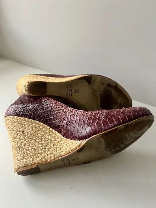 Sandália anabela couro vinho animal print - Foto 6