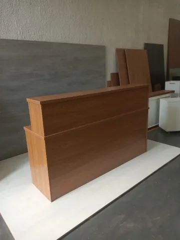 balcão de recepção reto simples amadeirado 