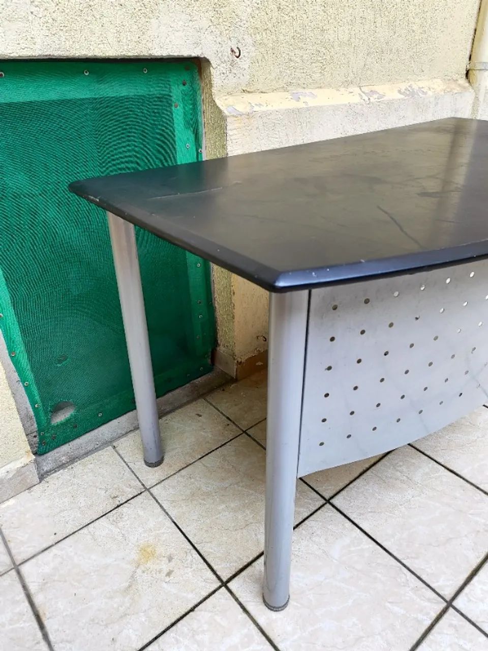 Mesa de Escritório Preta com Estrutura em Metal - 1,4m - Foto 4