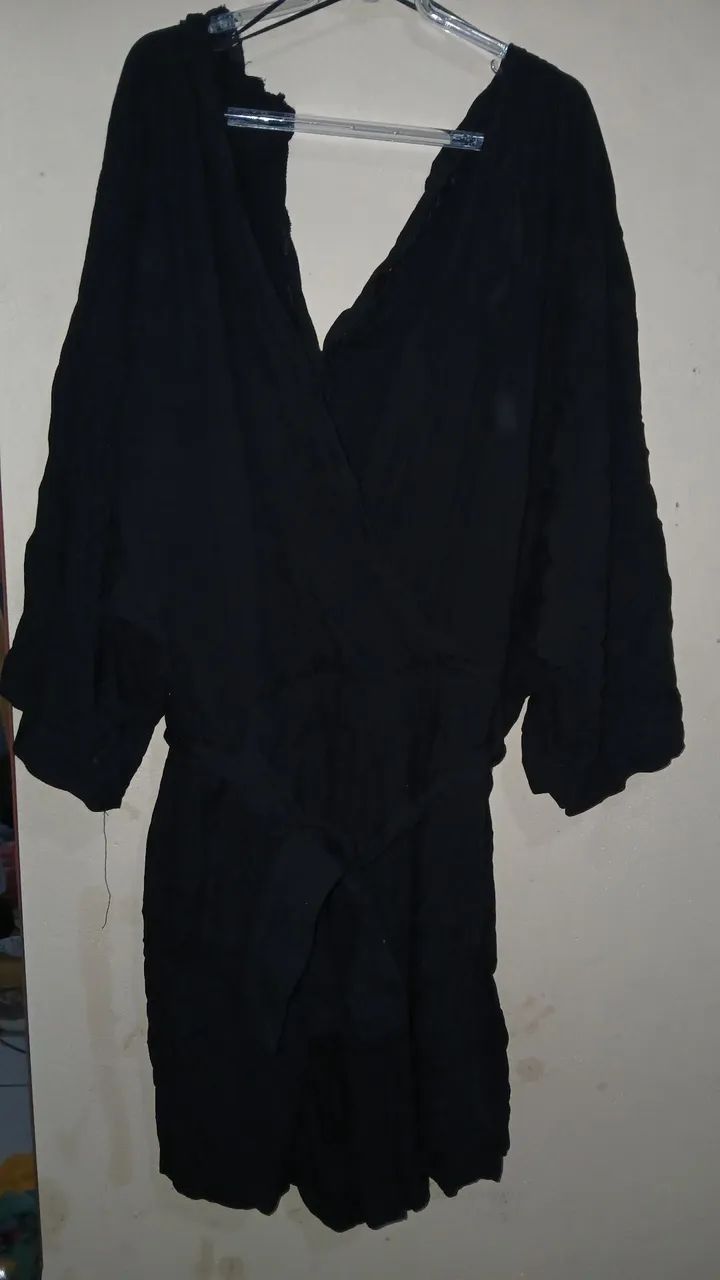 Macacão preto com manga 3/4