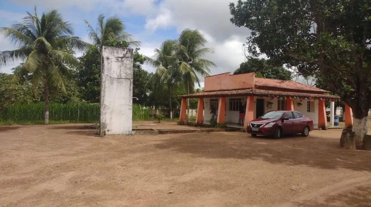 Vende-se ou aluga-se com Pátio e baias.