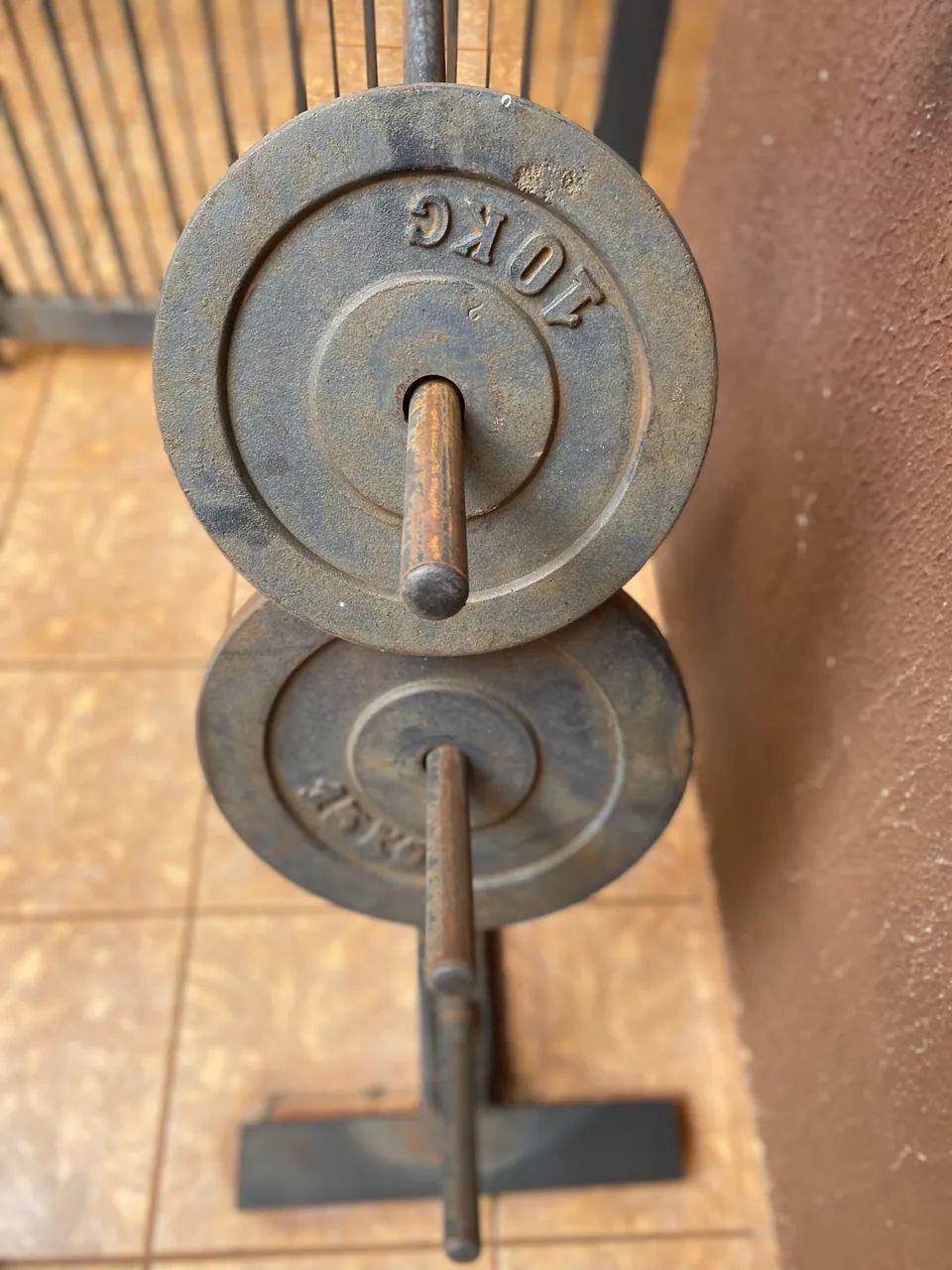 Suporte e alteres 15 e 10 kg  - Foto 4
