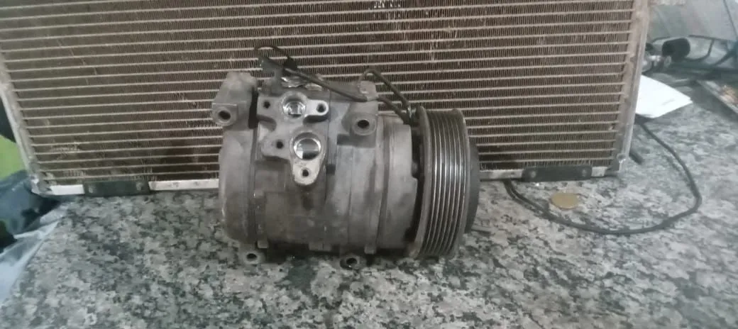 Compressor de ar condicionado automotivo e condensador da Hilux 3.0