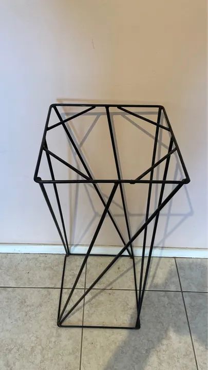 Suporte aramado para plantas