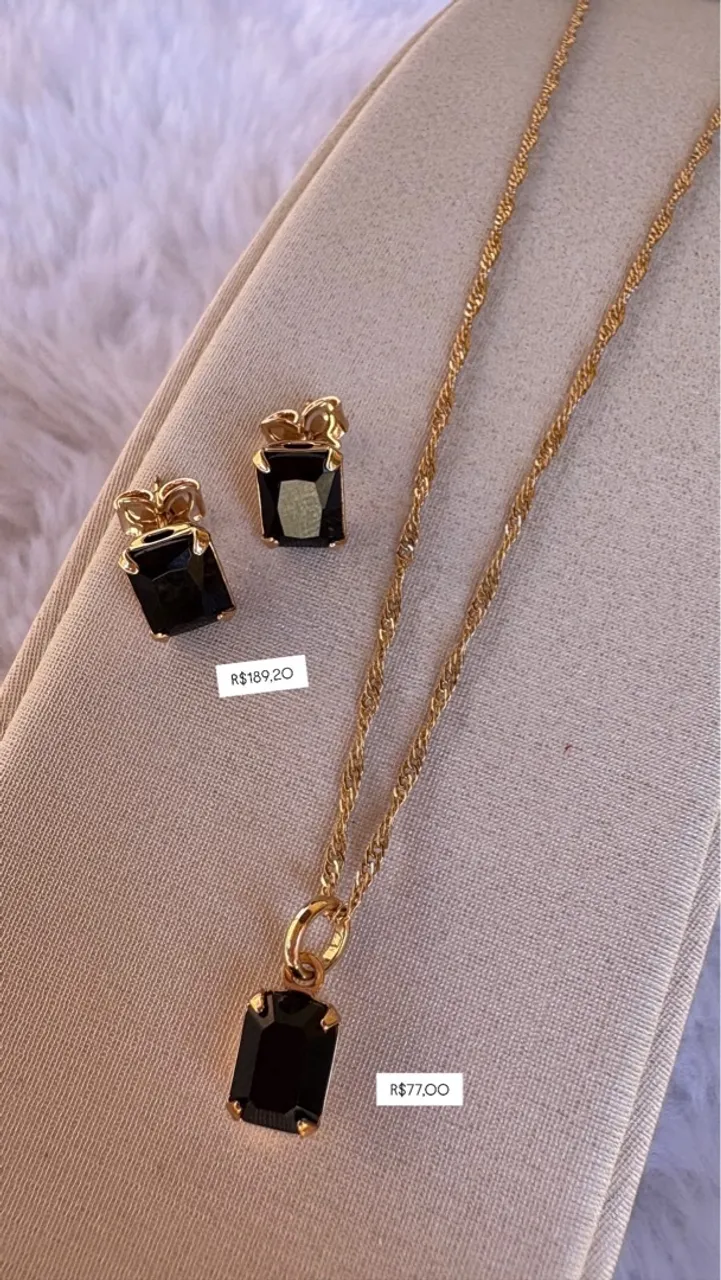 Conjunto de pingente e brincos com pedra preta