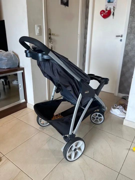 Carrinho de bebê CHICCO VIARO e bebê conforto 