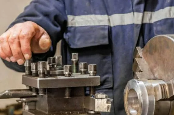 Faço free lance de torneiro mecanico