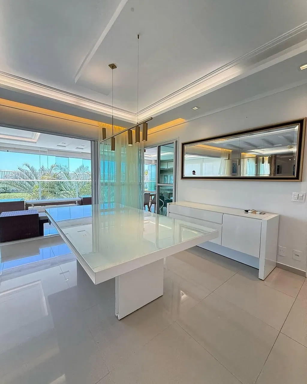 LINDO APARTAMENTO DE ALTO PADRAO NA PONTA D AREIA, FRENTE MAR, REFORMADO E PROJETADO, 240M
