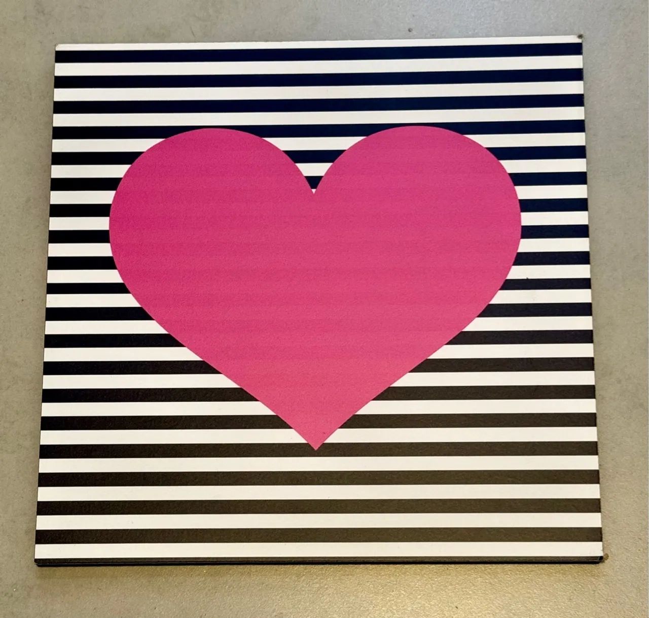 Placa em MDF coração rosa no fundo listrado preto  20x20cm
