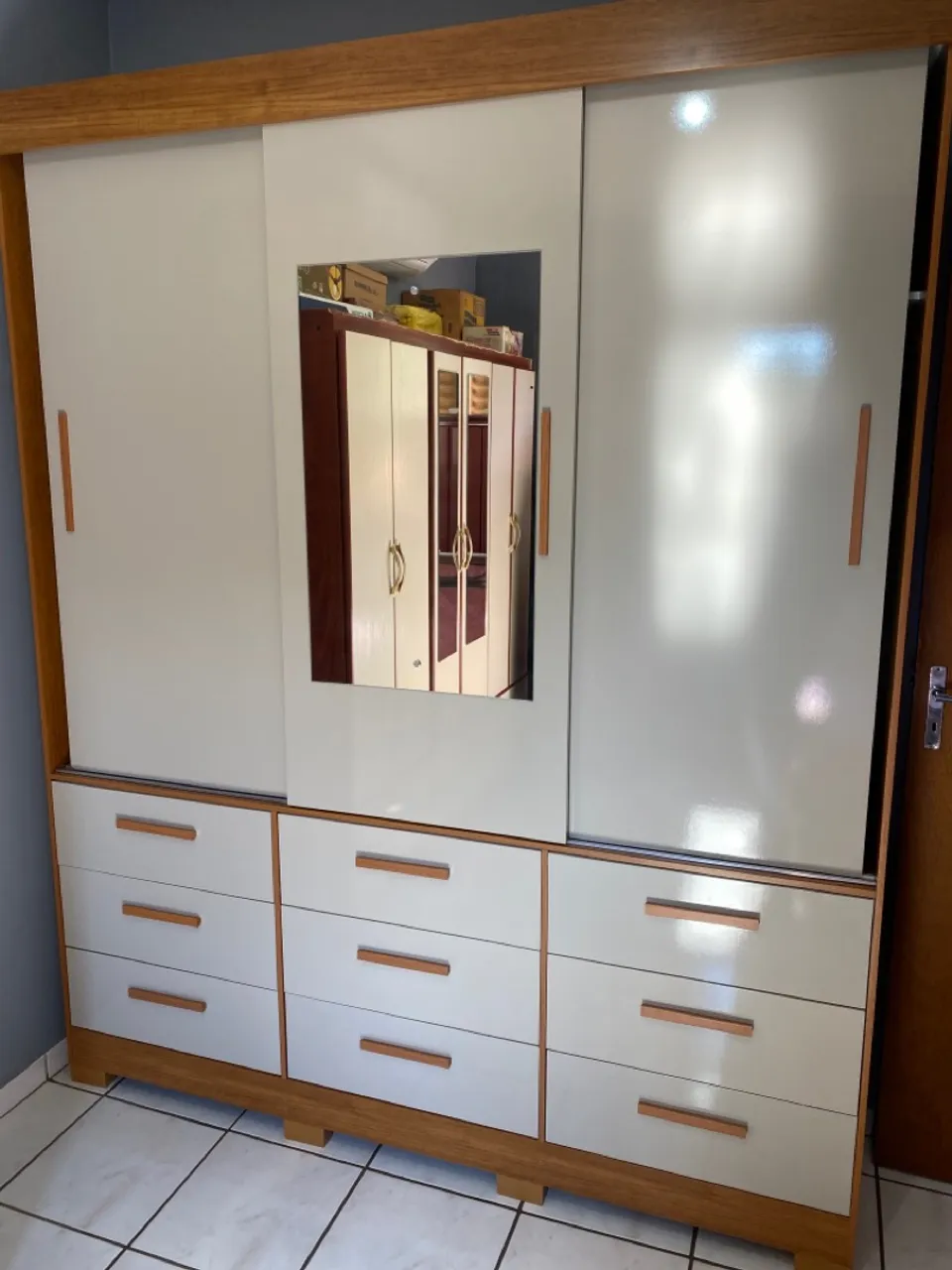 Guarda-Roupa Moderno com Espelho e Gavetas