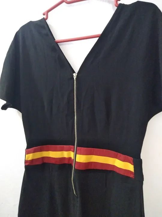 Macacão preto com detalhes em vermelho e amarelo - Foto 4