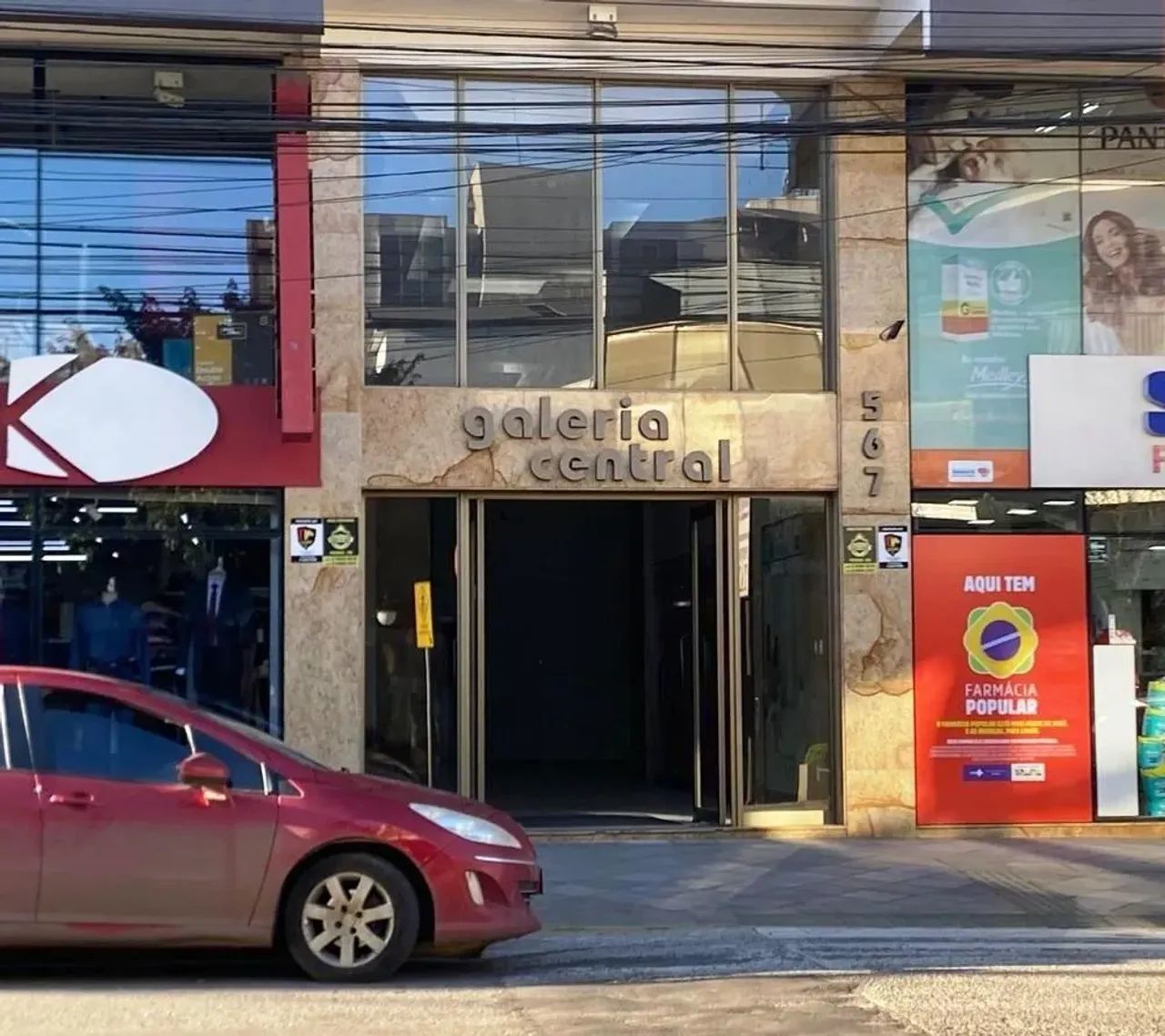 Localizada no coração de Farroupilha, no Ed. Galeria Central, esta sala comercial é ideal 