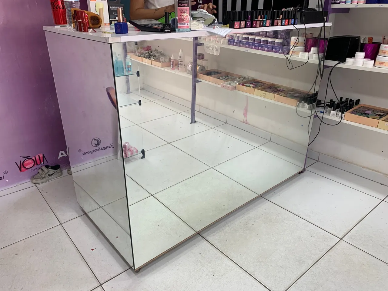Balcão Espelhado para atendimento esmalteria consultorio Salão de Beleza