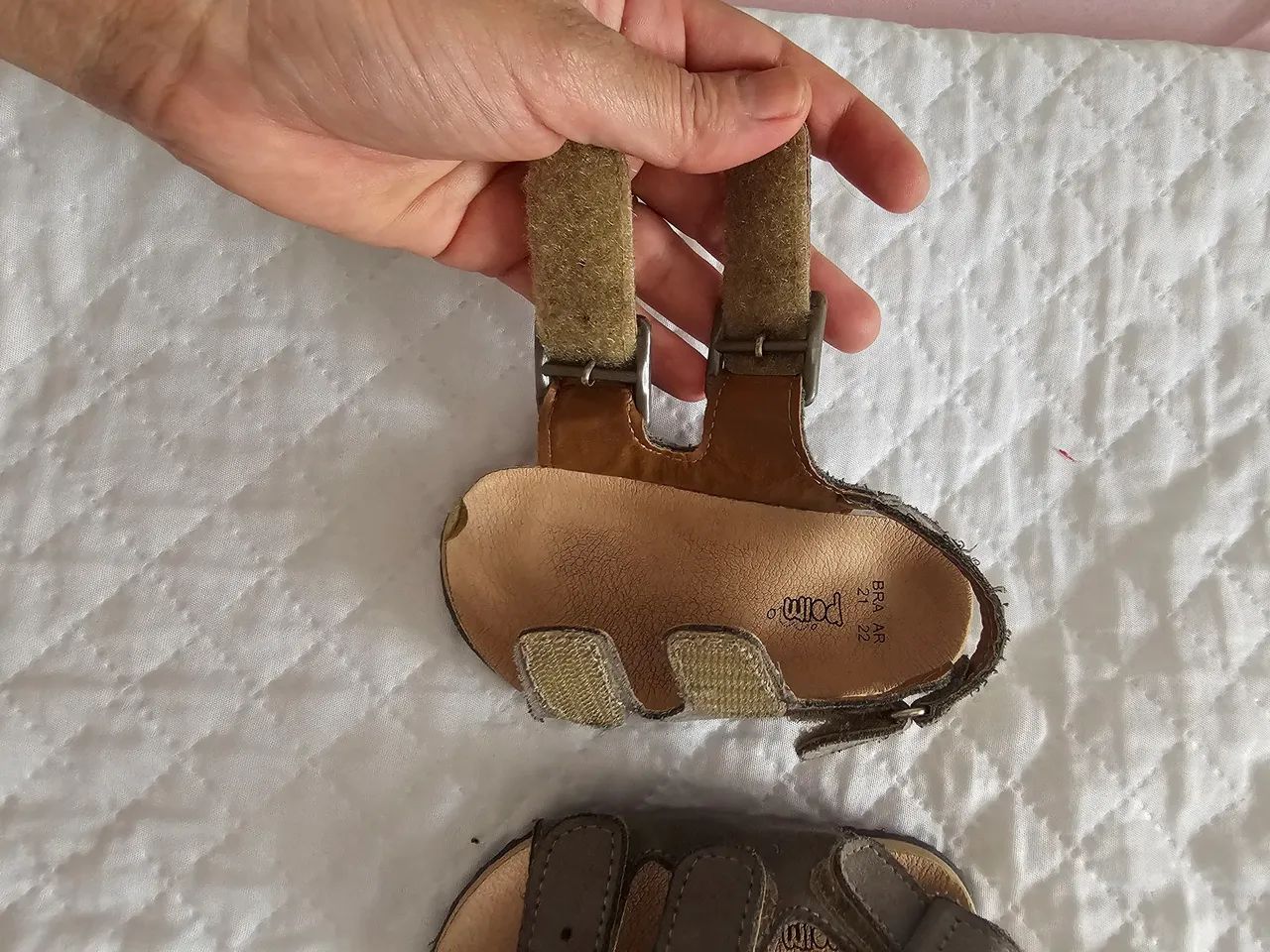 Sandálias infantis cinza com fivela e velcro - Foto 5