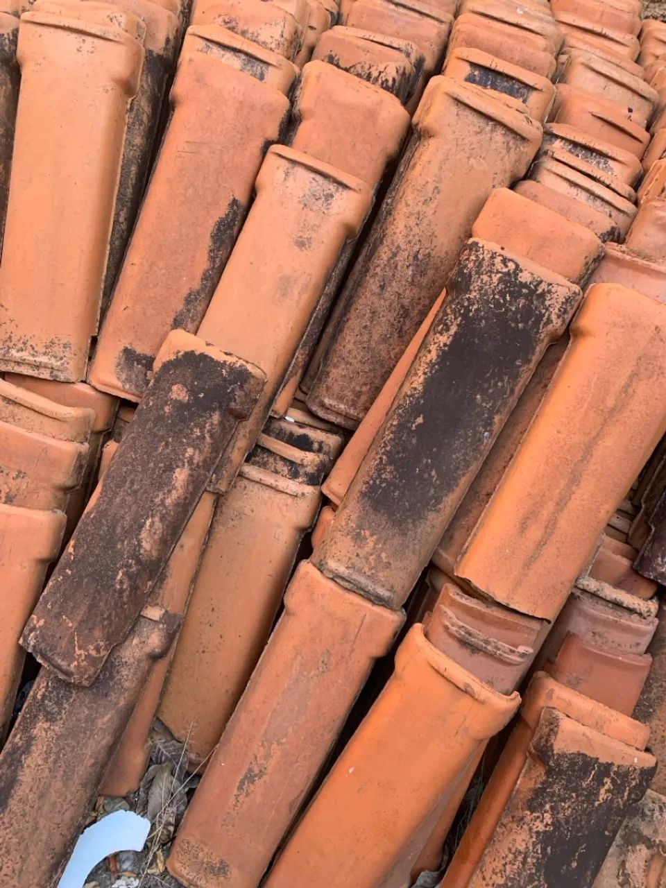 Telhas de barro antigas para reparos 