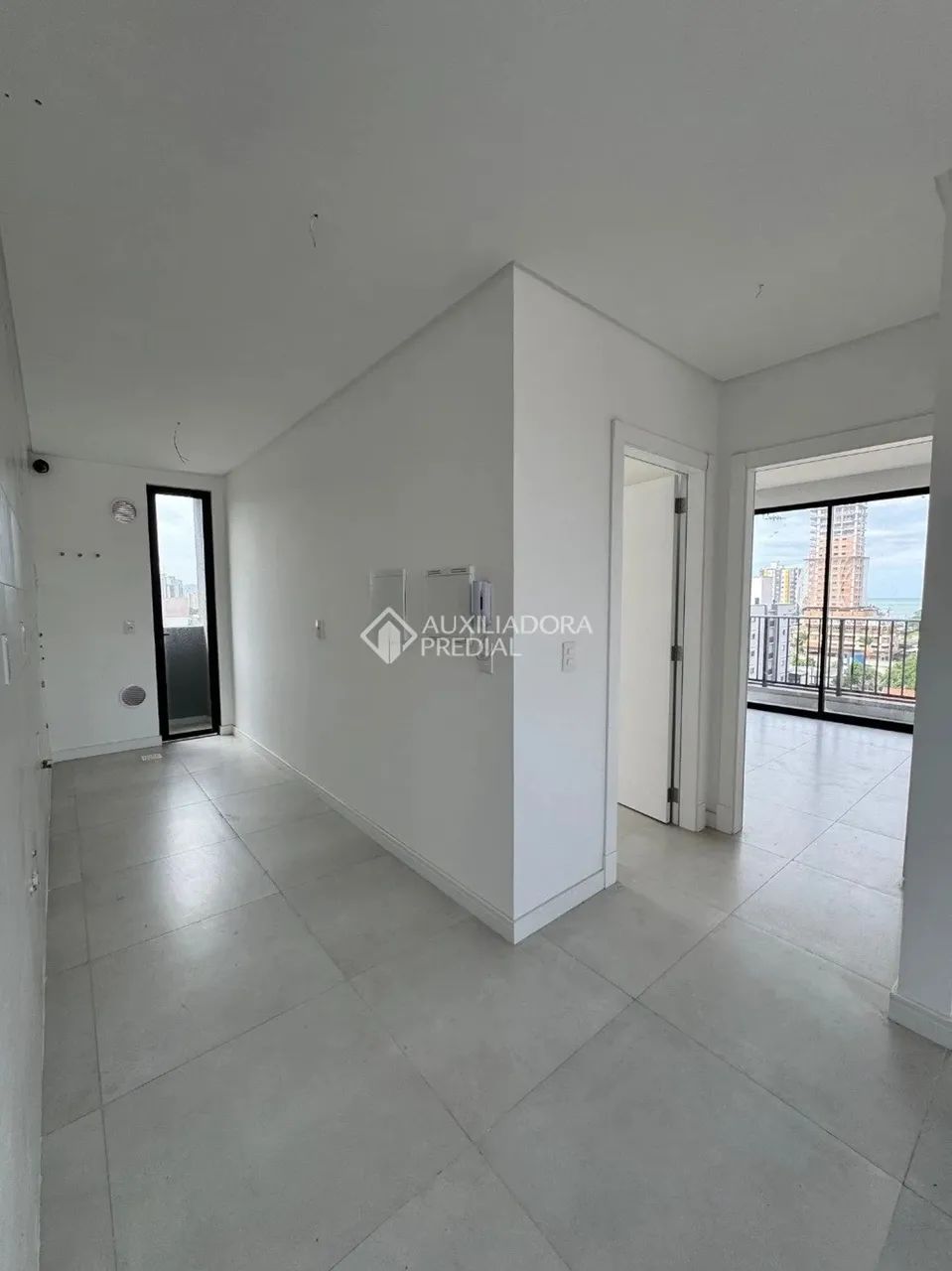 Apartamento com sacada e 2 quartos no Perequê - Foto 4
