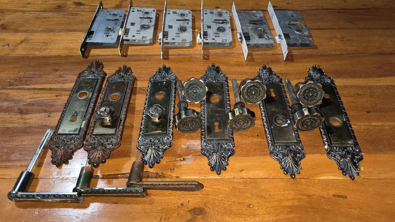Arouca Colonial-Style Complete Interior Door Lock, Bronze65153847330178125