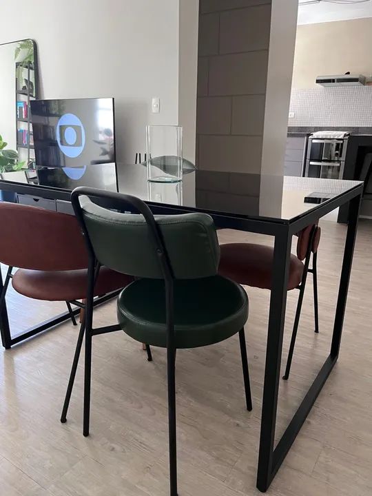 Mesa de Jantar Moderna em Aço Preto com Tampo de Vidro - Foto 2