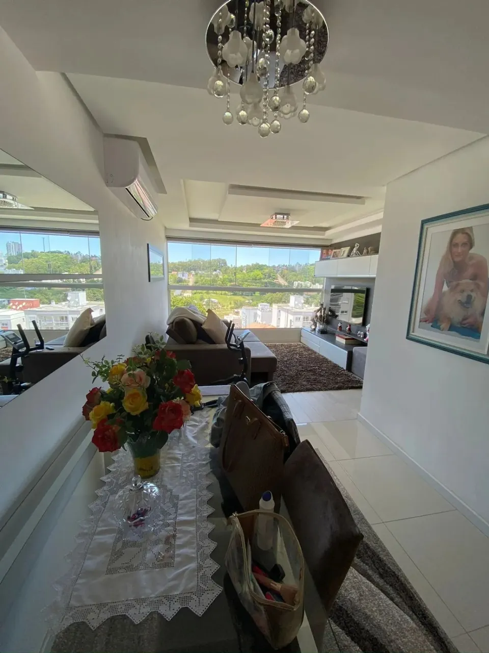Excelente Sobrado Triplex semimobiliado localizado no Bairro Vinhedos! Ótima localização e