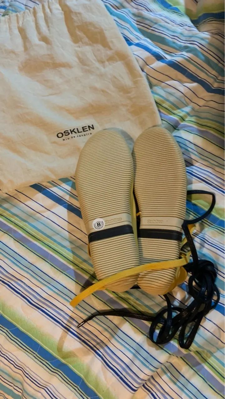 Tênis amarelo com cadarços extras - Foto 3