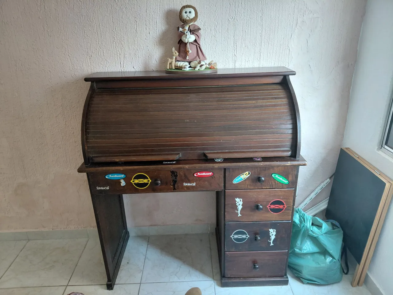 Escrivaninha em madeira