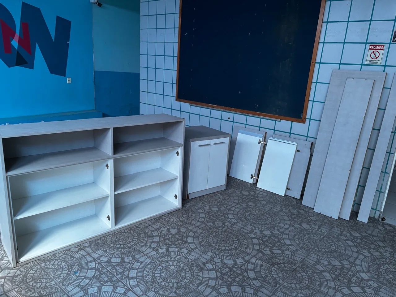 Tudo por R$ 550,00 - Armários e mesa de MDF