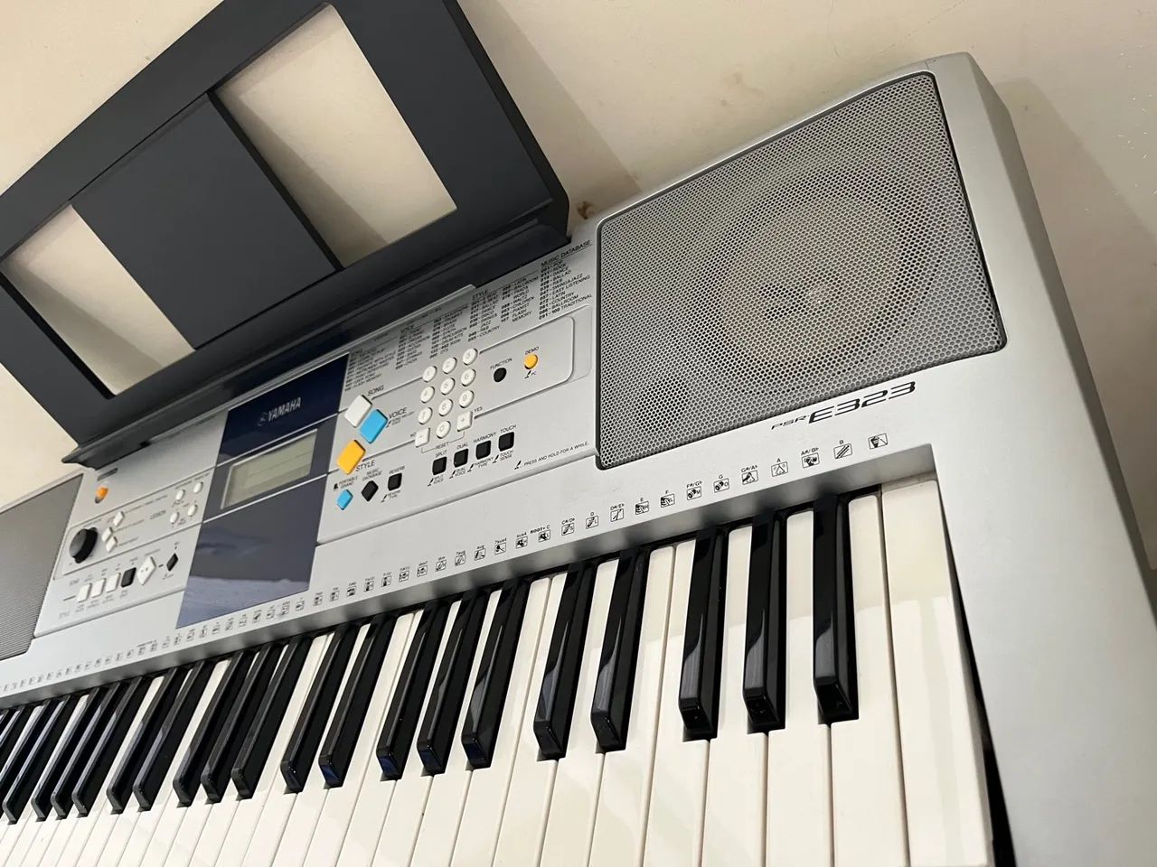 Teclado Yamaha PSR E323 (ÓTIMO P/ IGREJA) - Instrumentos musicais