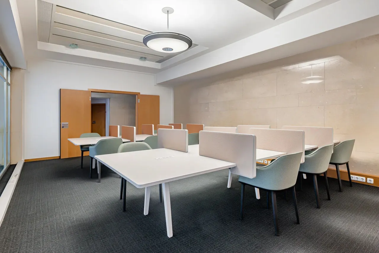 Reserve um espaço de coworking ou ocupe uma mesa rotativa no Cascavel, Centro