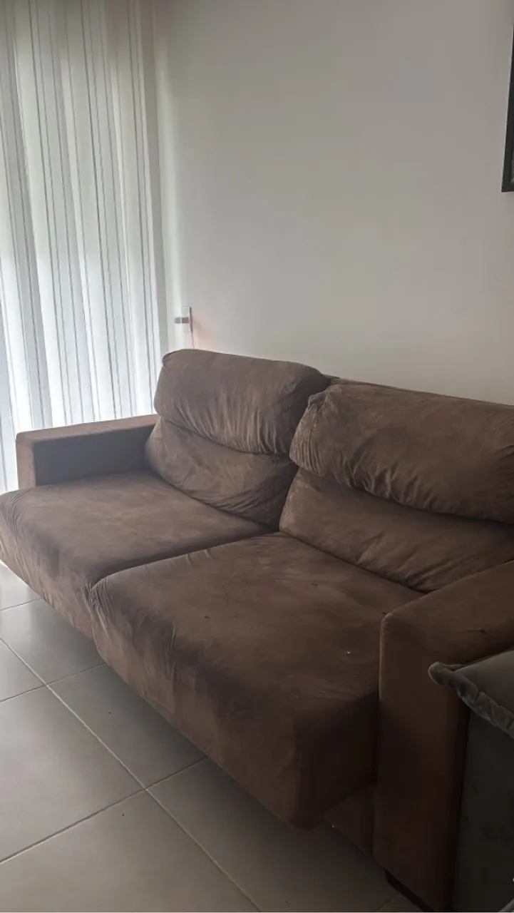 Sofá de 3 lugares em tecido marrom
